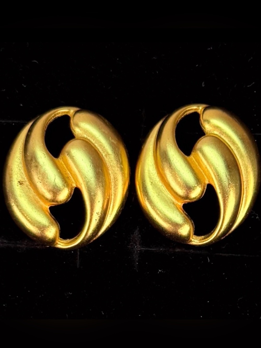 Beautiful vintage, brushed goldtone, pierced earrings